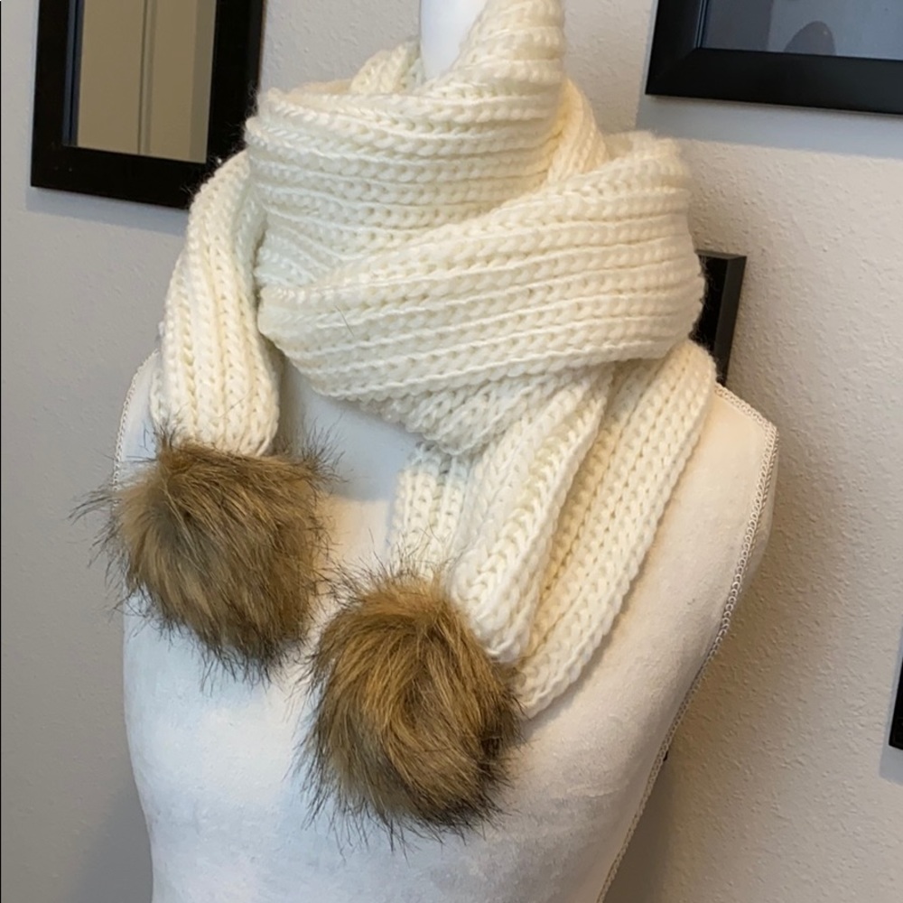 •pom pom knit scarf•